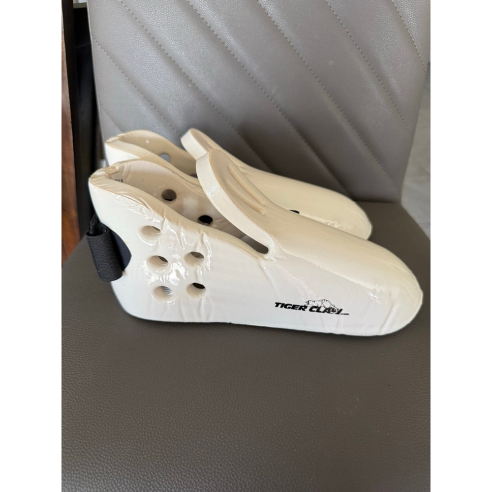 Tiger Claw White & Black Martial Arts Shoes Size 10